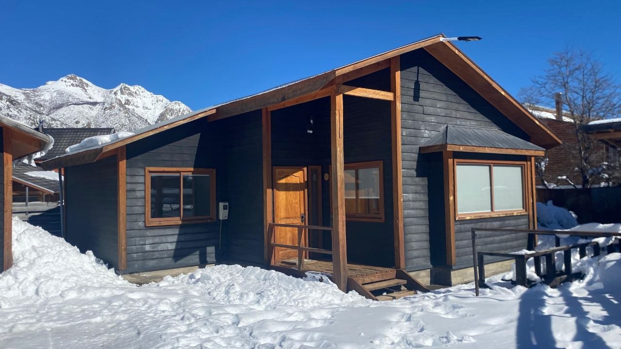 Cabañas Altos de Shangri-la cubiertas de nieve en invierno, Valle Las Trancas